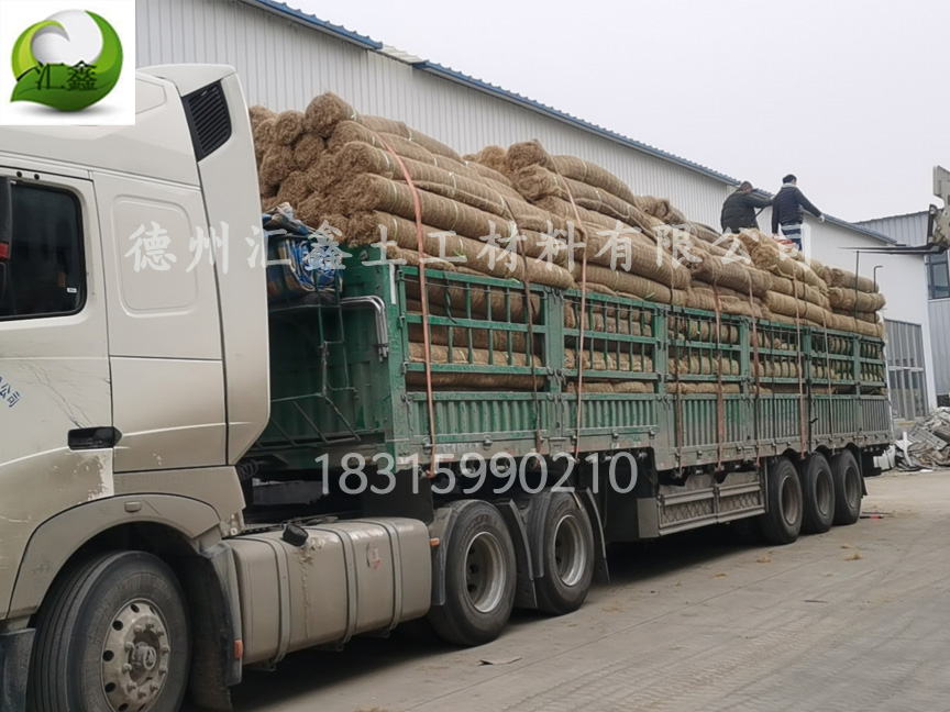 吉林的刘经理订购了26000平方米生态草毯装车完毕(图1)