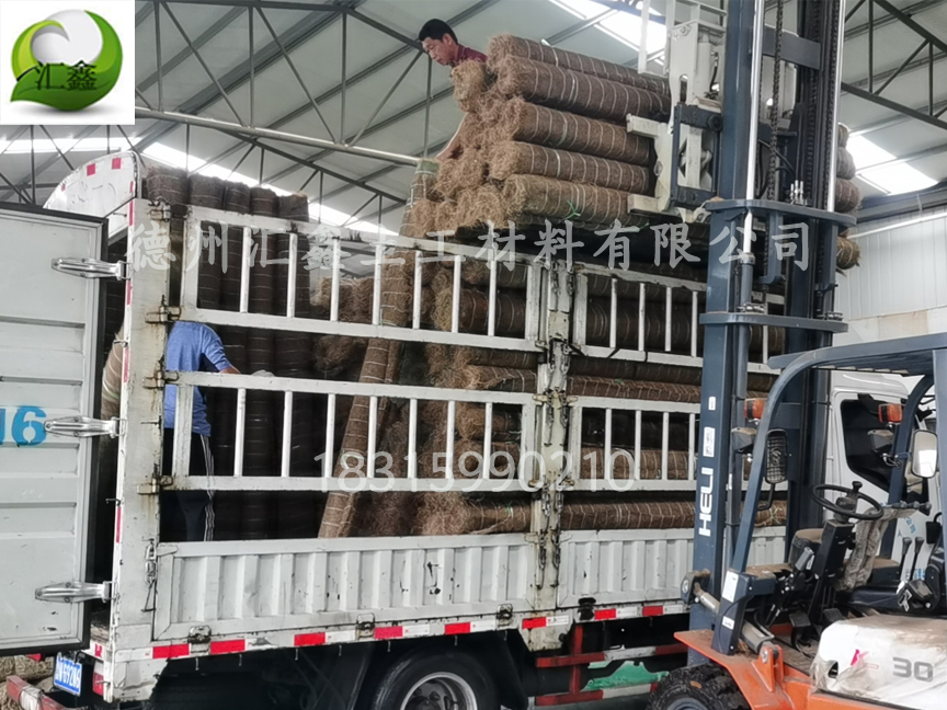 四川凉山刘先生订购了5600平方米植物纤维毯装车
