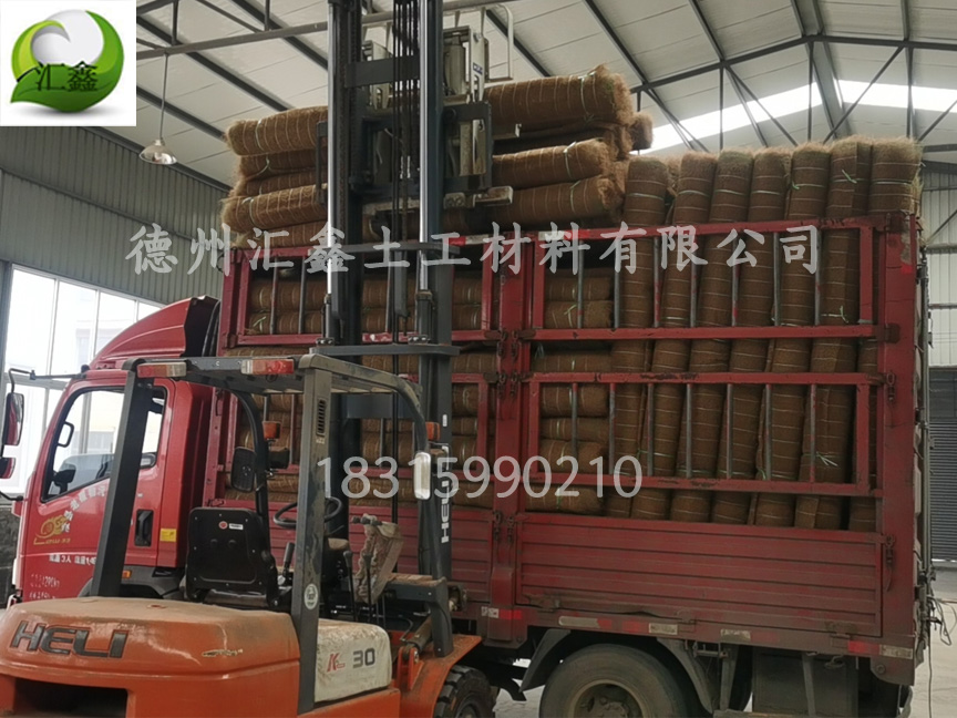 广东珠海吴先生订购了10000平方米植物纤维毯装车(图1)