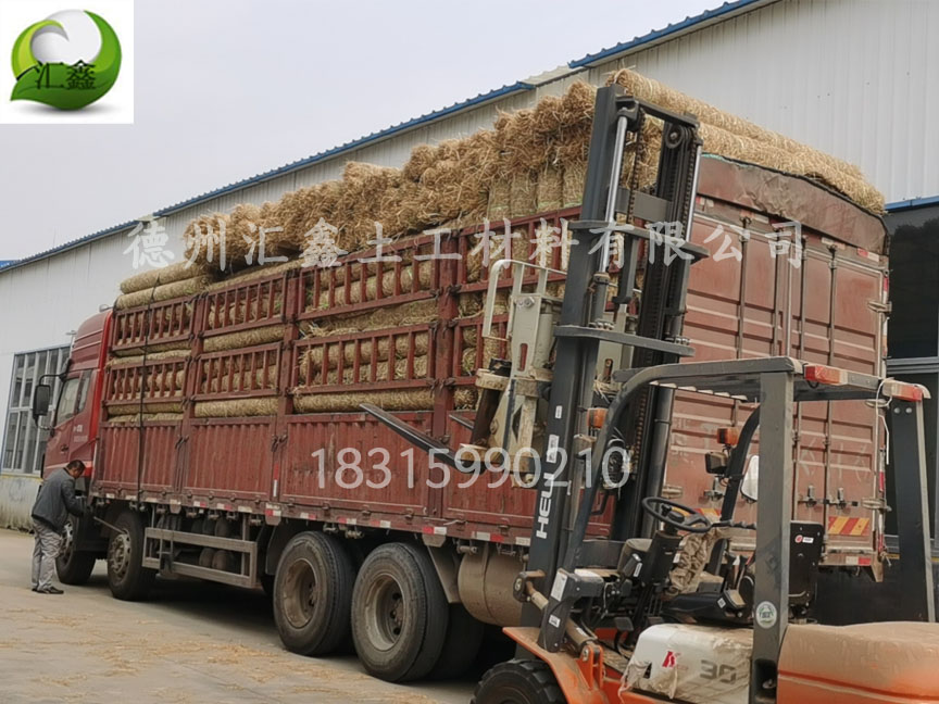 陕西王总订购了7000平方米生态草毯装车完毕(图1)